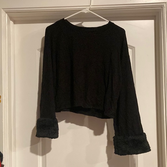Black 3/4 shirt with fuzzy cuffs - Picture 1 of 3